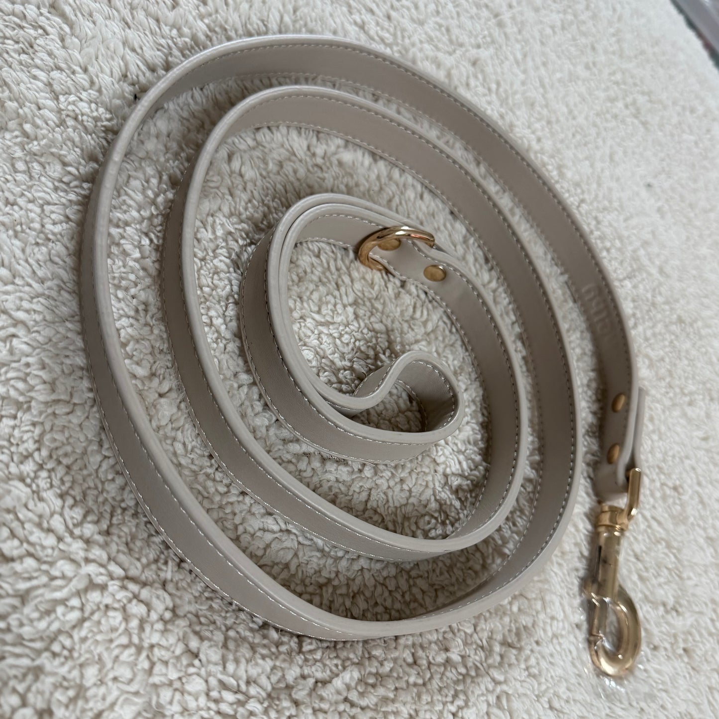 Laisse Chien Cuir Vegan Beige - Résistante et Écologique
