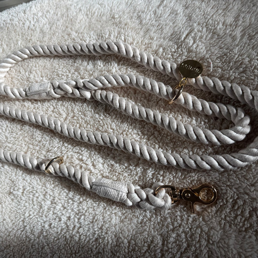 Idéal pour les chiens qui tirent en balade, ou pour les fuguées! Cette laisse est très solide et facile d’entretien 