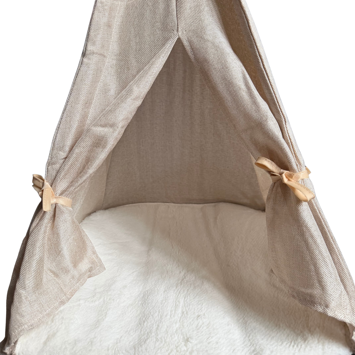 Lapin dans tente tipi beige utilisation et confort